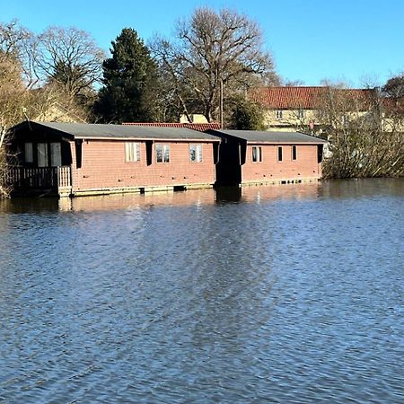 Hickling Broads Lodge Houseboat Stalham Exterior photo