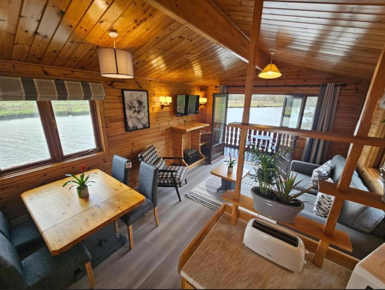 Hickling Broads Lodge Houseboat Stalham Exterior photo