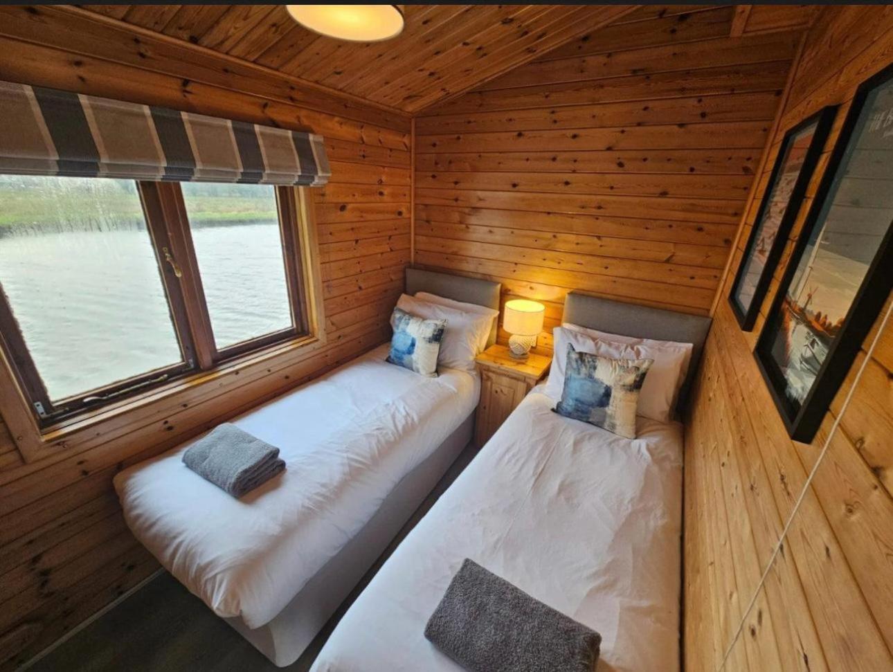 Hickling Broads Lodge Houseboat Stalham Exterior photo