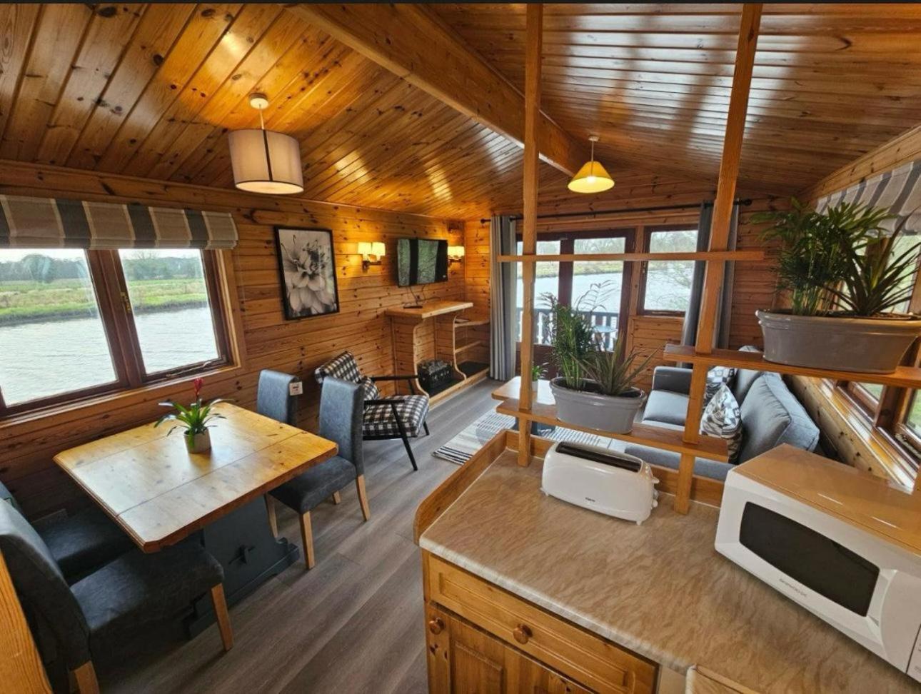 Hickling Broads Lodge Houseboat Stalham Exterior photo