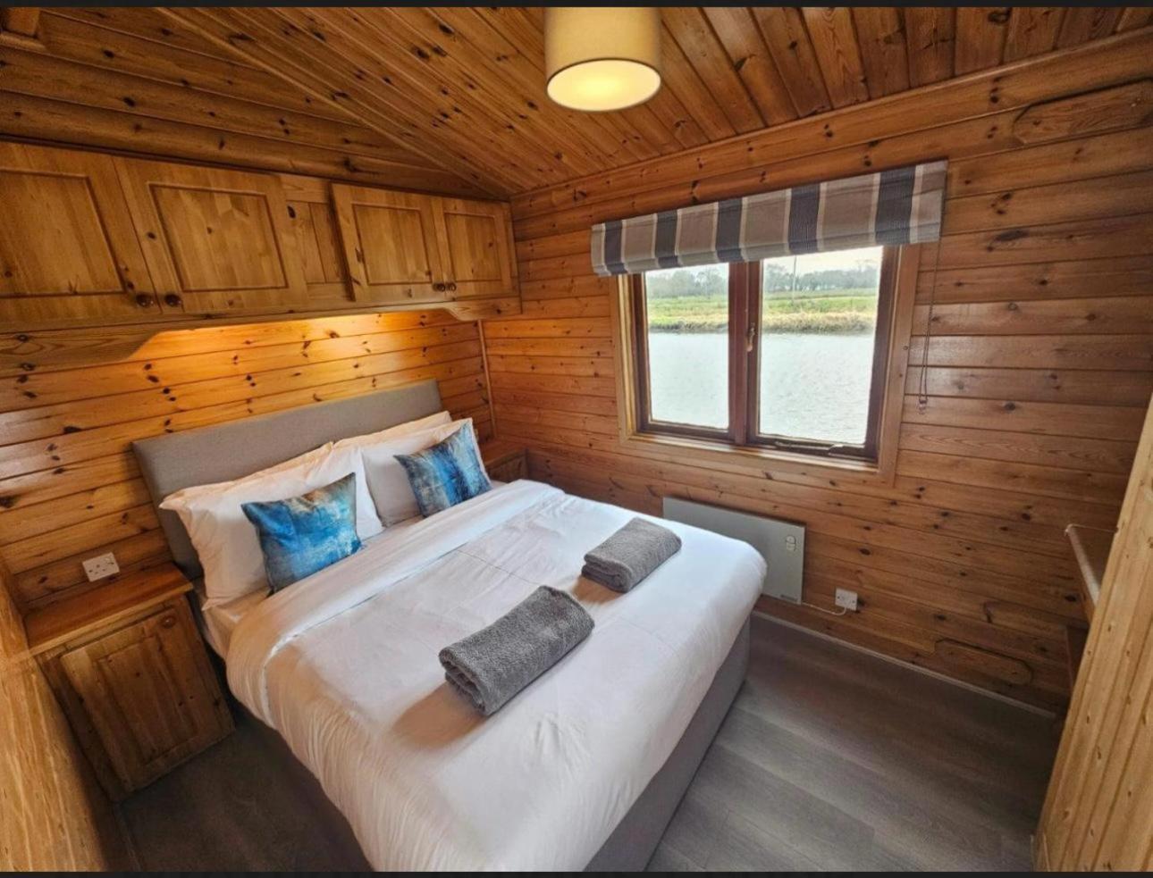 Hickling Broads Lodge Houseboat Stalham Exterior photo